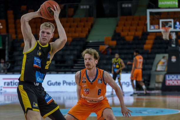 出的速度与 出的速度与